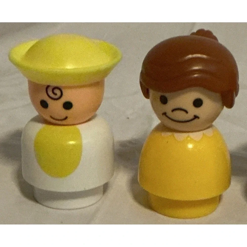 Fisher Price Lot Of 4 Jumbo Little People And Dog